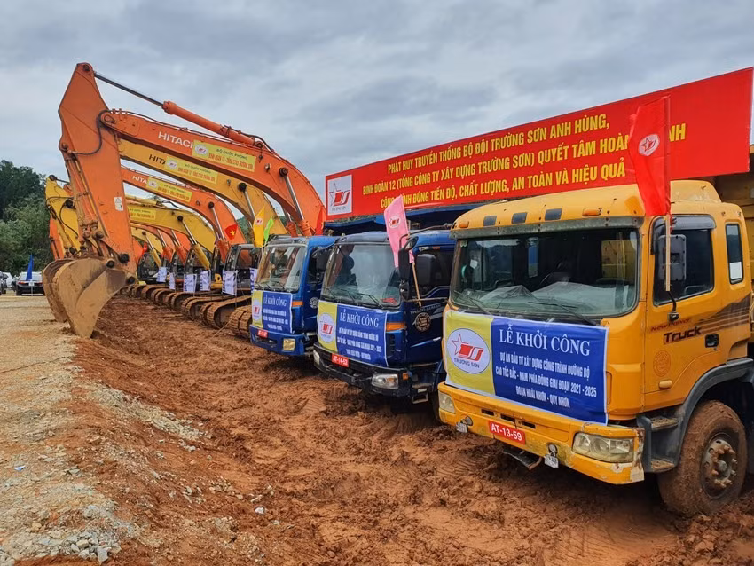 Bộ GTVT đồng loạt khởi công 12 dự án thành phần cao tốc Bắc - Nam. Ảnh: Huy Trường 