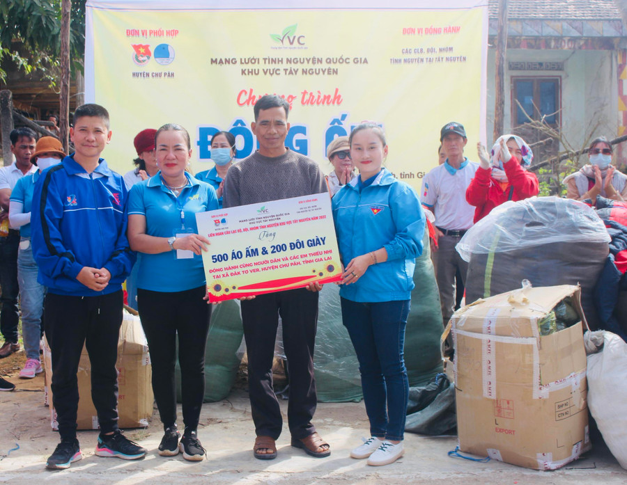 Ban tổ chức liên hoan trao bảng tượng trưng các phần quà cho thiếu nhi và người dân làng Mor (xã Đak Tơ Ver, huyện Chư Păh). Ảnh: Phan Lài