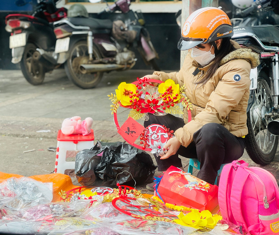  Nhiều người dân ở các địa phương trong tỉnh đổ về TP. Pleiku du xuân và trang thủ sắm đồ trang trí Tết nguyên đán sắp tới. Ảnh Trần Dung