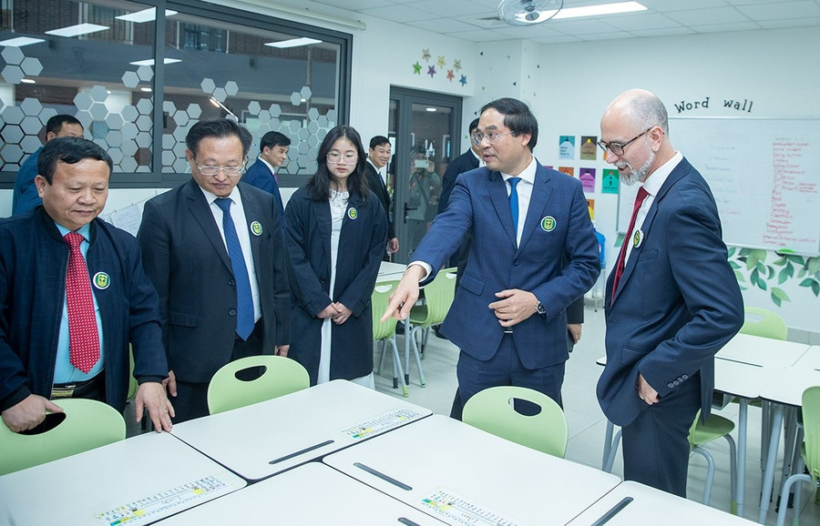 Ông Trịnh Xuân Trường, Chủ tịch UBND tỉnh Lào Cai và ngài Shawn Perry Steil, Đại sứ đặc mệnh toàn quyền Canada tại Việt Nam, tham quan cơ sở vật chất trường. Ảnh: CIS Ông Trịnh Xuân Trường, Chủ tịch UBND tỉnh Lào Cai và ngài Shawn Perry Steil, Đại sứ đặc mệnh toàn quyền Canada tại Việt Nam, tham quan cơ sở vật chất trường. Ảnh: CIS