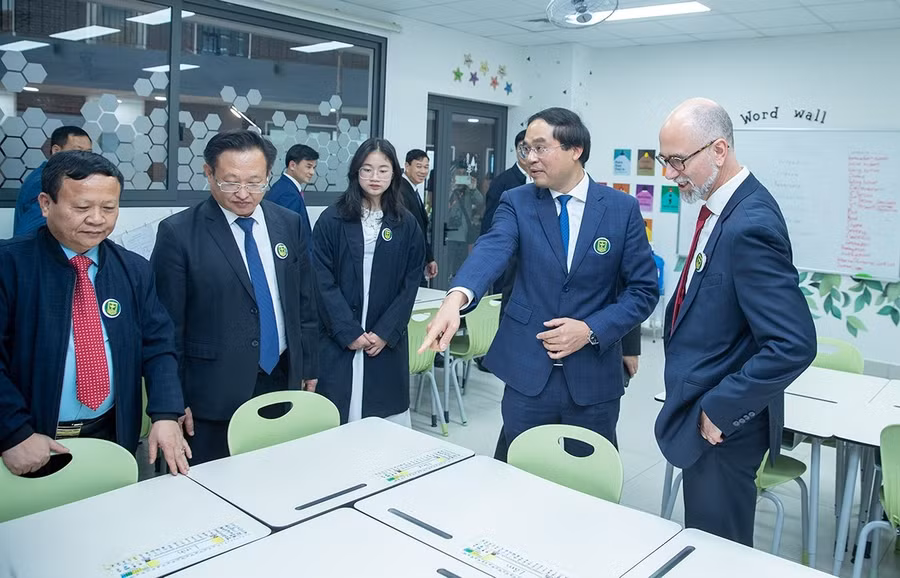 Ông Trịnh Xuân Trường, Chủ tịch UBND tỉnh Lào Cai và ngài Shawn Perry Steil, Đại sứ đặc mệnh toàn quyền Canada tại Việt Nam, tham quan cơ sở vật chất trường. Ảnh: CIS