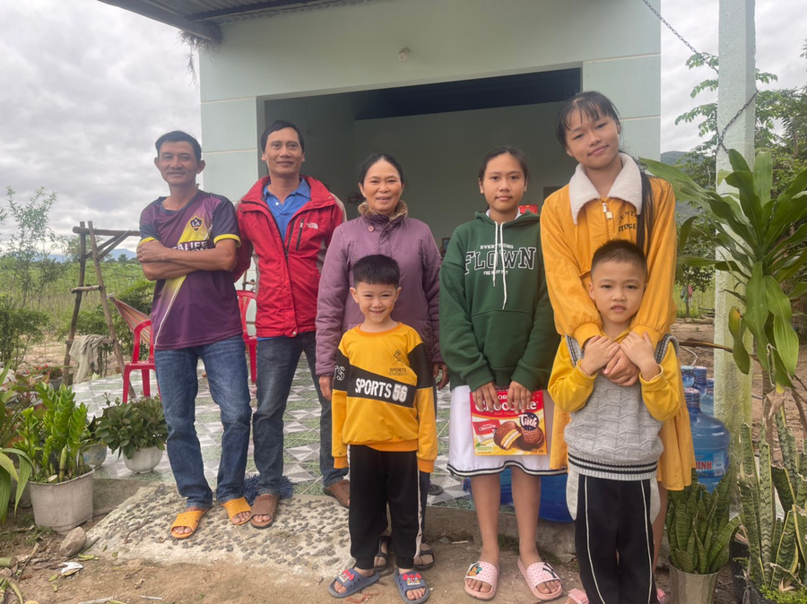 Bà Nguyễn Thị Nửa (thứ 3 từ trái sang) tranh thủ kỳ nghỉ lễ về thăm người thân và đi tham quan, du lịch. Ảnh: Vũ Chi Cô Nguyễn Thị Nửa (thứ 3 từ trái sang) tranh thủ kỳ nghỉ lễ về thăm người thân và đi thăm quan, du lịch Ảnh: Vũ Chi
