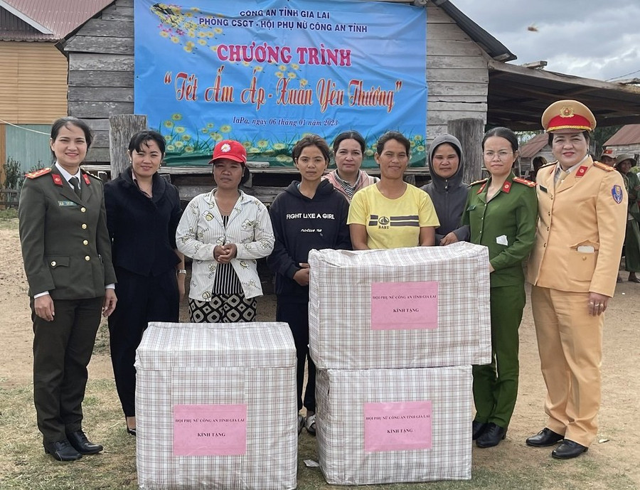 Phòng Cảnh sát Giao thông phối hợp Hội phụ nữ Công an tỉnh tặng quà cho người dân xã Pờ Tó, huyện Ia Pa. Ảnh: Nông Hòa Phòng Cảnh