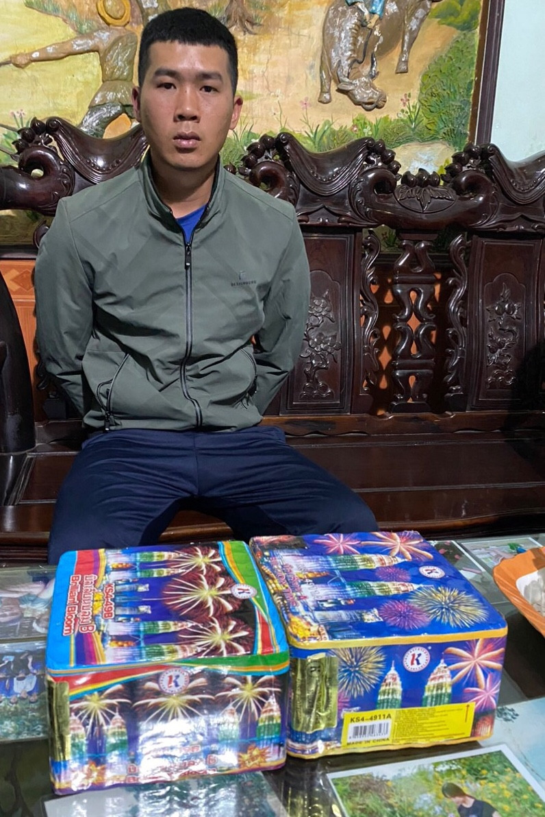 Đối tượng Phạm Đại Anh Phong cùng tang vật. Ảnh Công an cung cấp Đối tượng Phạm Đại Anh Phong. Ảnh Công an cung cấp