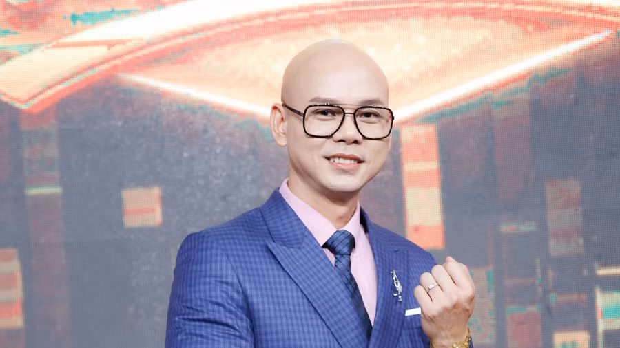 Phan Đinh Tùng trải lòng về những mốc vàng son trong sự nghiệp ca hát. Ảnh: BTC