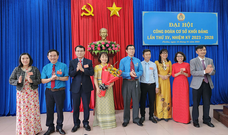 Các đại biểu tặng hoa chúc mừng Ban chấp hành khóa mới ra mắt nhận nhiệm vụ. Ảnh: Bá Bính  Các đại biểu tặng hoa chúc mừng Ban chấp hành khóa mới ra mắt nhận nhiệm vụ. Ảnh: Bá Bính