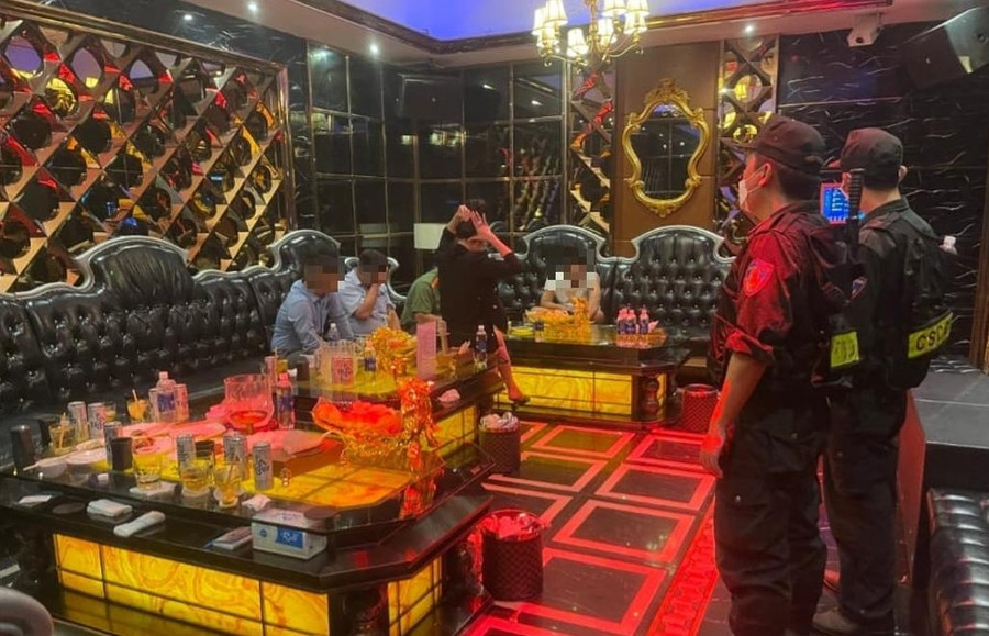 Lực lượng công an kiểm tra tại quán karaoke Diamond. Ảnh: ĐT