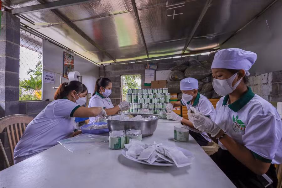 Cơ sở Trà thảo mộc Cô Ngát Natural tạo việc làm cho nhiều lao động địa phương và các em khuyết tật.