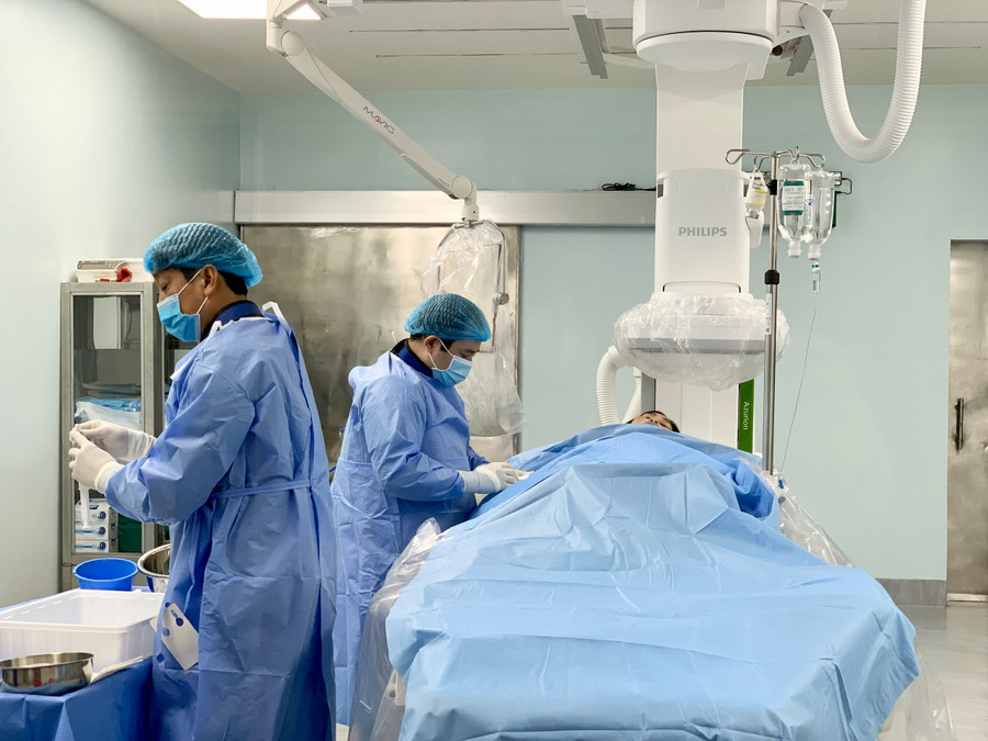 Ê kíp các y, bác sĩ Bệnh viện Đa khoa tỉnh Gia Lai chuẩn bị trước khi tiến hành chụp mạch cho bệnh nhân bằng hệ thống máy DSA. Ảnh Như Nguyện Ê kíp các y, bác sĩ Bệnh viện Đa khoa tỉnh Gia Lai chuẩn bị trước khi tiến hành chụp mạch cho bệnh nhân bằng hệ thống máy DSA. Ảnh Như Nguyện