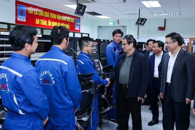 Thủ tướng Phạm Minh Chính động viên cán bộ, nhân viên Nhà máy lọc dầu Dung Quất trong ngày đầu tiên của năm 2023. Ảnh: VGP/Nhật Bắc Thủ tướng Phạm Minh Chính động viên cán bộ, nhân viên Nhà máy lọc dầu Dung Quất trong ngày đầu tiên của năm 2023. Ảnh: VGP/Nhật Bắc