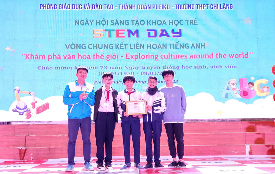 Ban tổ chức trao giải nhất Sáng tạo khoa học trẻ STEM DAY cho Liên đội Trường THCS Nguyễn Huệ (TP. Pleiku). Ảnh: Phan Lài