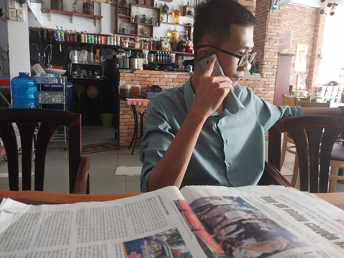 Lê Hoài Nhân đang nghe điện thoại từ người nhà bệnh nhân.