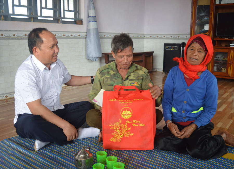 Phó Bí thư Tỉnh ủy Rah Lan Chung tặng quà vợ chồng bà Rơ Mah Lan. Ảnh: Anh Huy