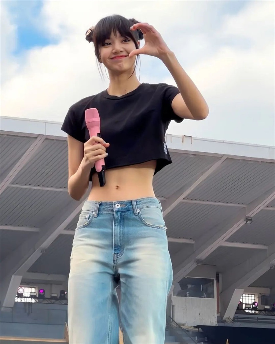  Lisa được chào đón nồng nhiệt khi trở về quê nhà Thái Lan. Ảnh: Twitter