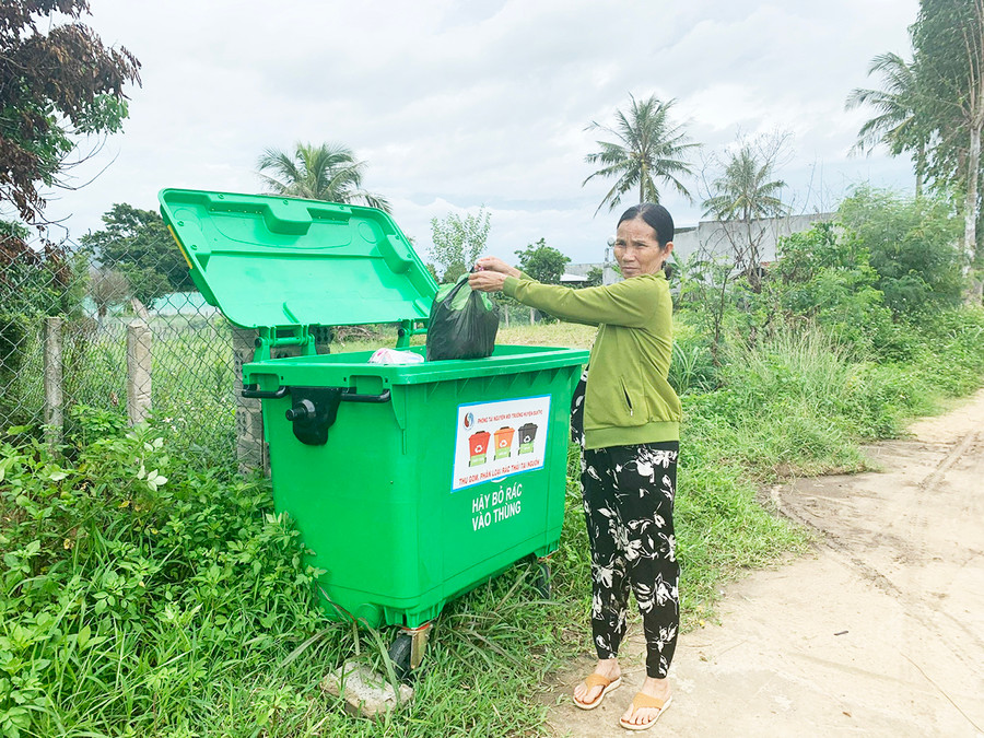 Người dân xã Phú An (huyện Đak Pơ) bỏ rác thải đúng nơi quy định. Ảnh: Nhật Hào Người dân xã Phú An (huyện Đak Pơ) bỏ rác thải đúng nơi quy định. Ảnh: Nhật Hào