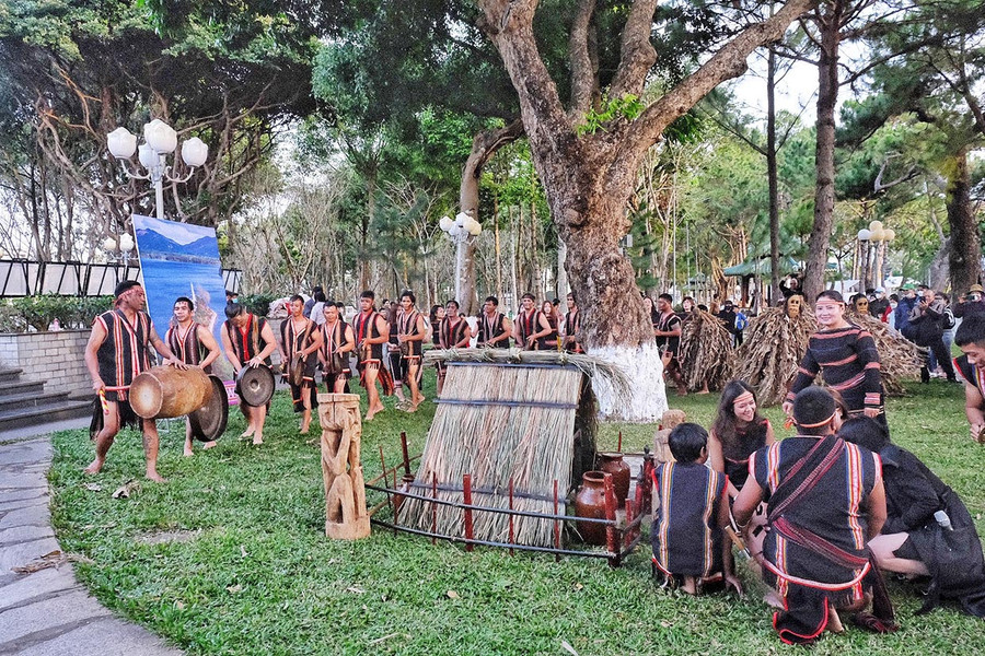  Các nghệ nhân giới thiệu nét đẹp văn hóa thông qua tái hiện lễ bỏ mả tại Quảng trường Đại Đoàn Kết, TP. Pleiku. Ảnh: Minh Châu