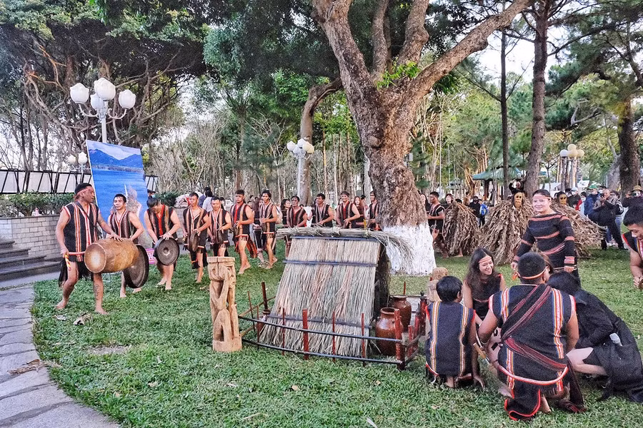  Các nghệ nhân giới thiệu nét đẹp văn hóa thông qua tái hiện lễ bỏ mả tại Quảng trường Đại Đoàn Kết, TP. Pleiku. Ảnh: Minh Châu