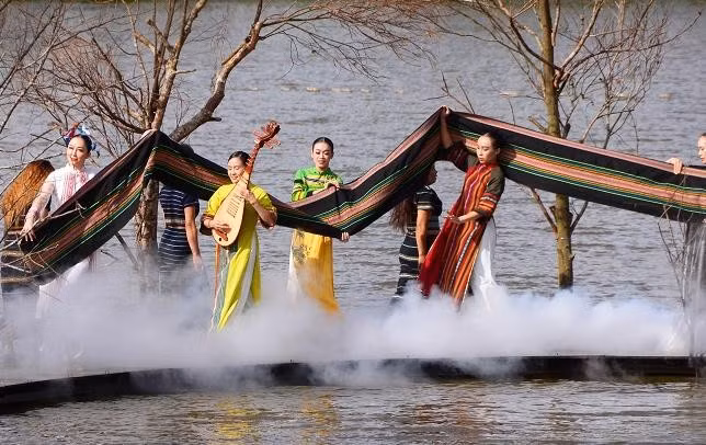 Trình diễn áo dài lụa và thổ cẩm Tây Nguyên tại sân khấu nổi trên hồ Xuân Hương mở màn cho Festival hoa Đà Lạt lần IX. Ảnh Kim Anh/TPO 