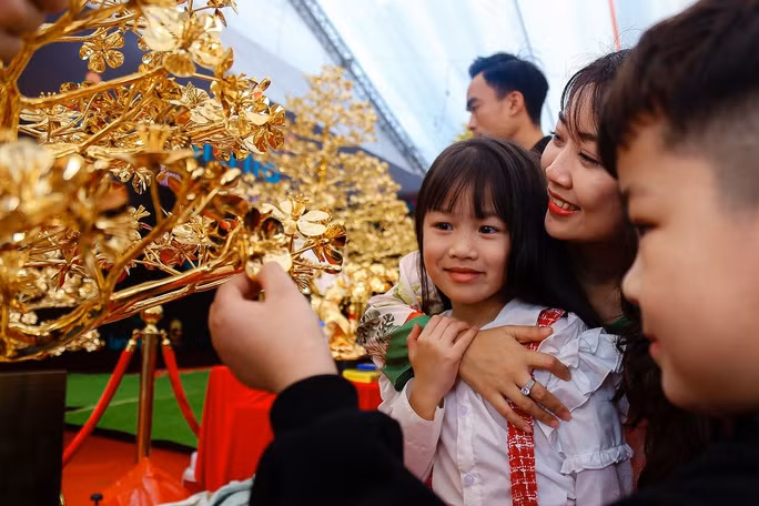 Nhiều người dân và khách tham quan đã tới chiêm ngưỡng, chụp ảnh.