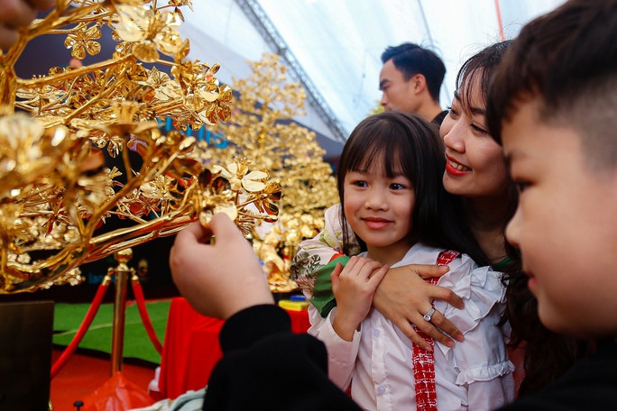 Nhiều người dân và khách tham quan đã tới chiêm ngưỡng, chụp ảnh.