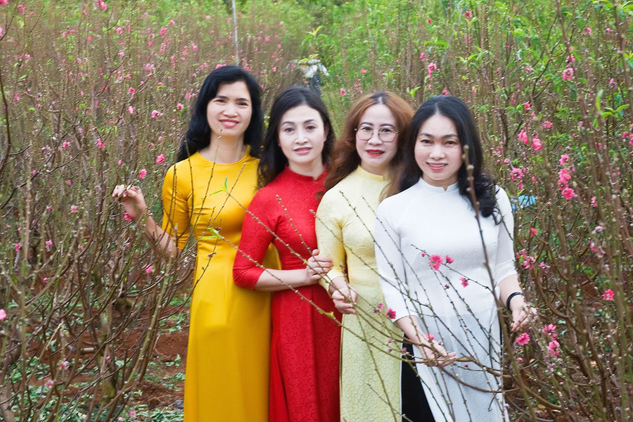  Du khách chụp hình tại vườn hoa đào. Ảnh: Huy tịnh