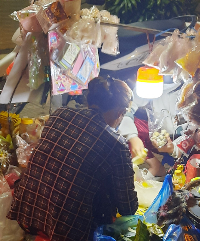 Chị Nguyệt bên gánh hàng rong giữa đêm khuya những ngày cuối năm.