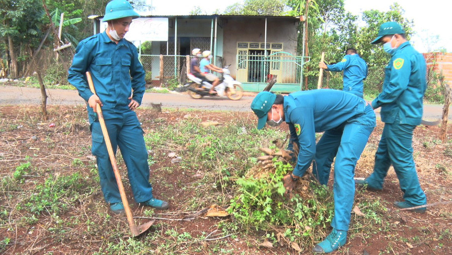 Lực lượng dân quân tự vệ các xã, thị trấn tham gia dọn dẹp vệ sinh đường làng, ngõ xóm, thu gom rác thải. Ảnh: Quang Tấn Lực lượng dân quân tự vệ các xã, thị trấn tham gia dọn dẹp vệ sinh đường làng, ngõ xóm, thu gom rác thải. Ảnh: Quang Tấn