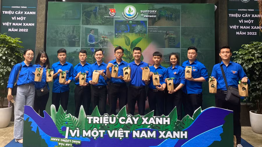 Công trình trồng và chăm sóc cây xanh tại rừng đầu nguồn. Ảnh: Bảo Anh