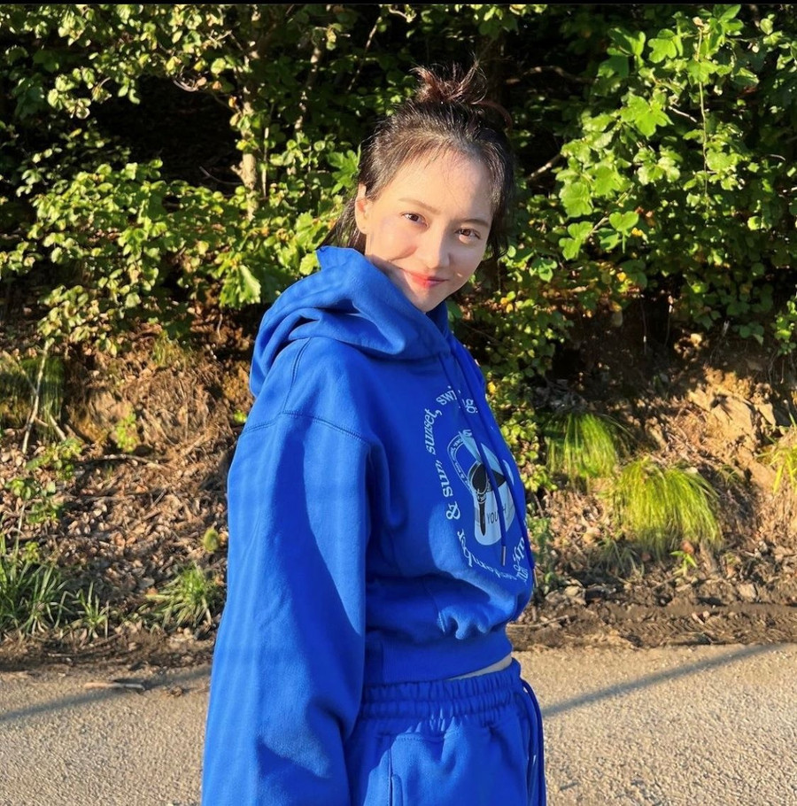 Những chiếc áo hoodie có màu sắc quá nổi bật và khó phối đồ có thể là một rào cản, nhưng đừng lo lắng nhé, chỉ cần mix thêm phụ kiện cùng màu tạo sự đồng điệu cho tổng thể như Song Ji Hyo. 