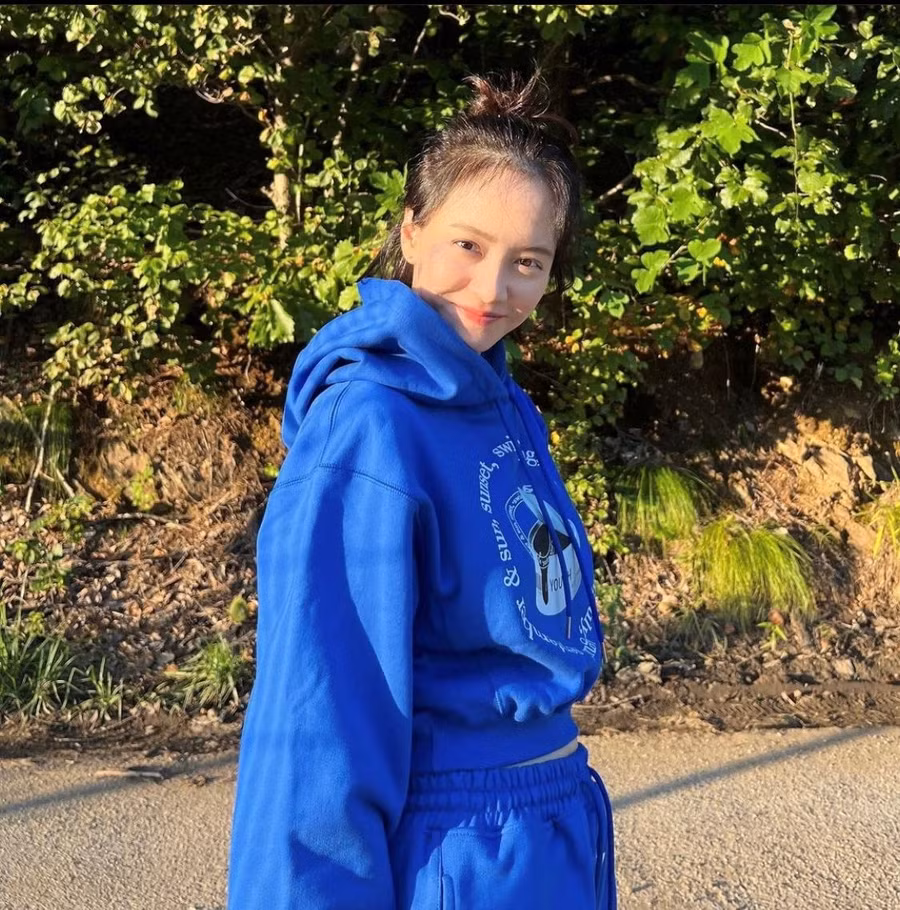 Những chiếc áo hoodie có màu sắc quá nổi bật và khó phối đồ có thể là một rào cản, nhưng đừng lo lắng nhé, chỉ cần mix thêm phụ kiện cùng màu tạo sự đồng điệu cho tổng thể như Song Ji Hyo. 