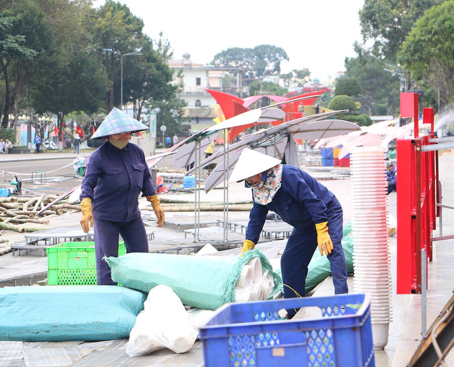 Công nhân Công ty cổ phần Công trình đô thị Gia Lai chuẩn bị trang trí đường hoa. Ảnh: Q.T