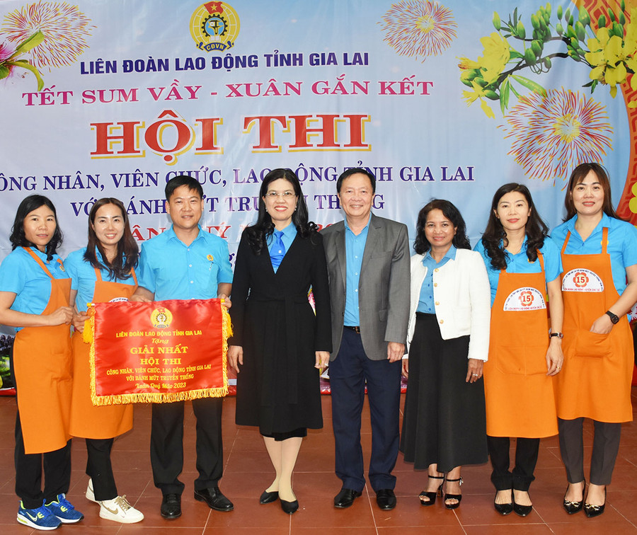 Ban tổ chức trao giải nhất cho Đội LĐLĐ huyện Chư Sê. Ảnh: Đinh Yến Ban tổ chức trao giải nhất cho Đội LĐLĐ huyện Chư Sê. Ảnh: Đinh Yến