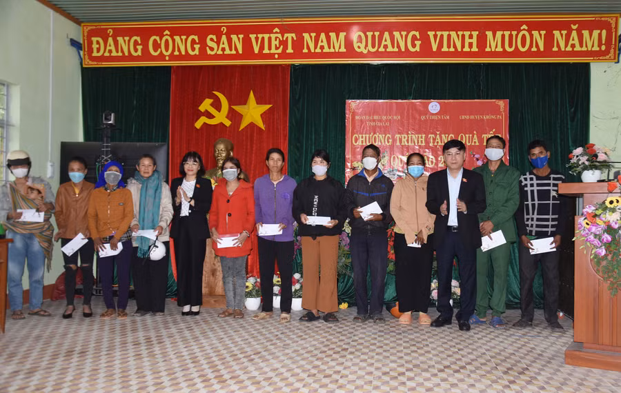 Những phần quà giúp cho người nghèo vùng sâu, vùng xa vơi bớt khó khăn dịp Tết đến, xuân về. Ảnh: Hà Phương