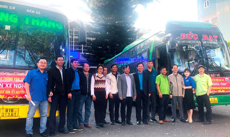 2 chuyến xe nghĩa tình miễn phí đưa công nhân, lao động nghèo về quê đón Tết. Ảnh: Đinh Yến