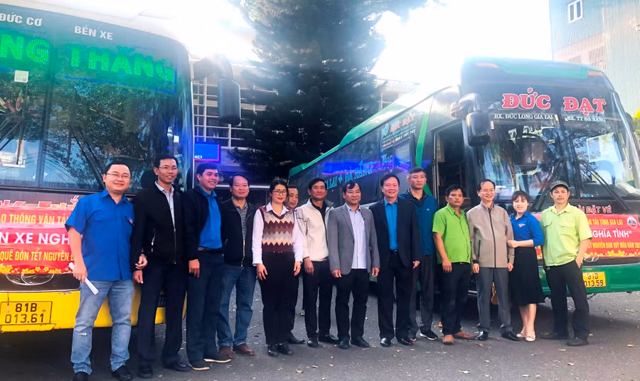 2 chuyến xe nghĩa tình miễn phí đưa công nhân, lao động nghèo về quê đón Tết. Ảnh: Đinh Yến
