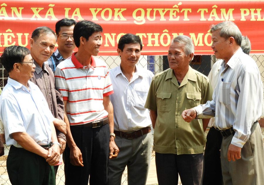  Trao đổi về công tác xây dựng cán bộ trong hệ thống chính trị cơ sở. Ảnh: Thanh Nhật