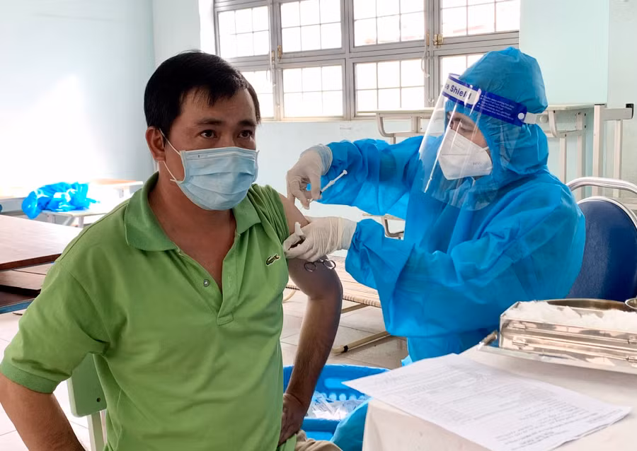 Các vắc xin Covid-19 hiện nay vẫn có khả năng bảo vệ người tiêm không bị chuyển nặng