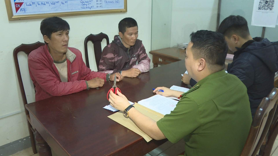 Hai nghi phạm Vũ và Hổ tại cơ quan công an. Ảnh CACC