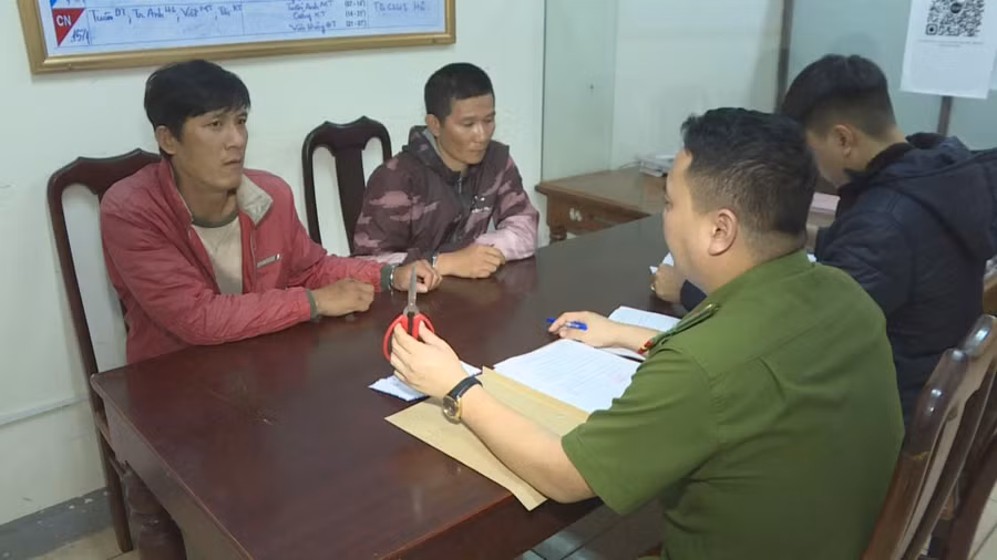 Hai nghi phạm Vũ và Hổ tại cơ quan công an. Ảnh CACC