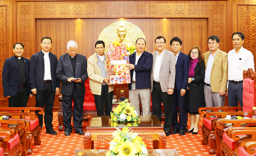  Đoàn Linh mục Giáo phận Kon Tum tặng quà chúc mừng năm mới đến Thường trực Tỉnh ủy. Ảnh: Đăng Vũ