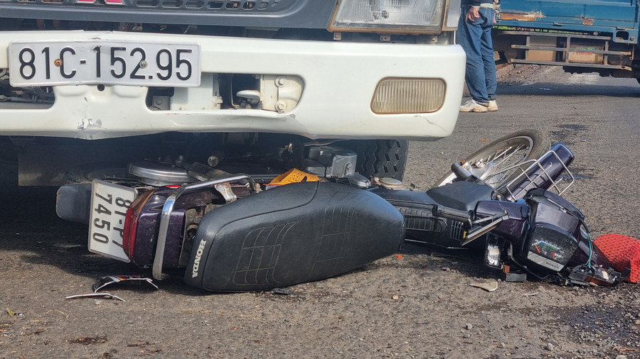Sau cú va chạm khiến người điều khiển xe máy bị thương nặng. Ảnh: Hà Phương