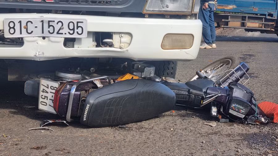 Sau cú va chạm khiến người điều khiển xe máy bị thương nặng. Ảnh: Hà Phương