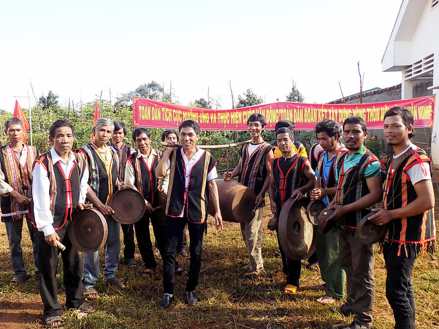 Người dân tích cực hưởng ứng Cuộc vận động “Toàn dân đoàn kết xây dựng nông thôn mới, đô thị văn minh” do Trung ương MTTQ Việt Nam phát động. Ảnh: Thanh Nhật