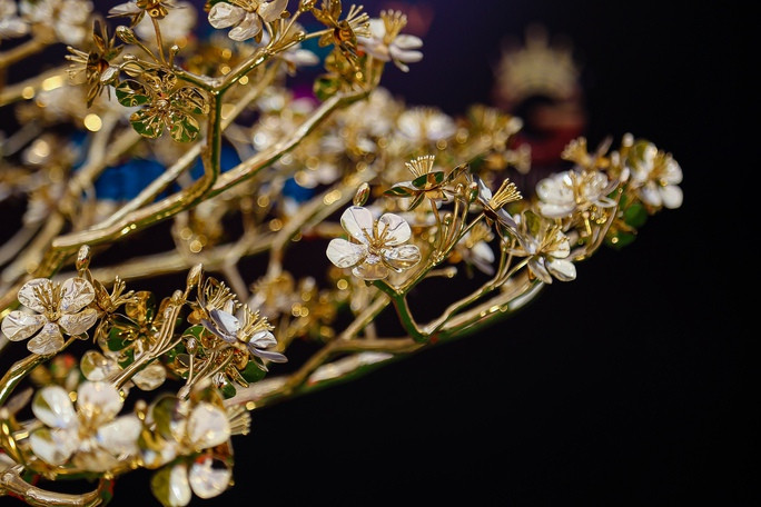 Để tạo ra cây mai bằng đồng mạ vàng lớn nhất Việt Nam, 16 nghệ nhân và kỹ sư chế tác đã phải làm việc 720 giờ để tạo nên 