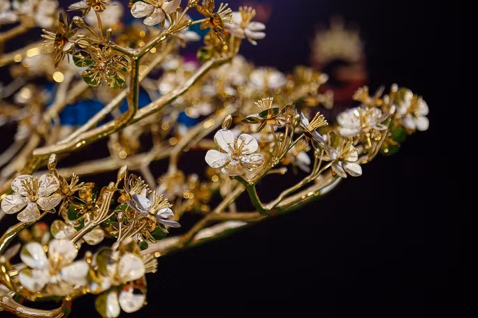 Để tạo ra cây mai bằng đồng mạ vàng lớn nhất Việt Nam, 16 nghệ nhân và kỹ sư chế tác đã phải làm việc 720 giờ để tạo nên 