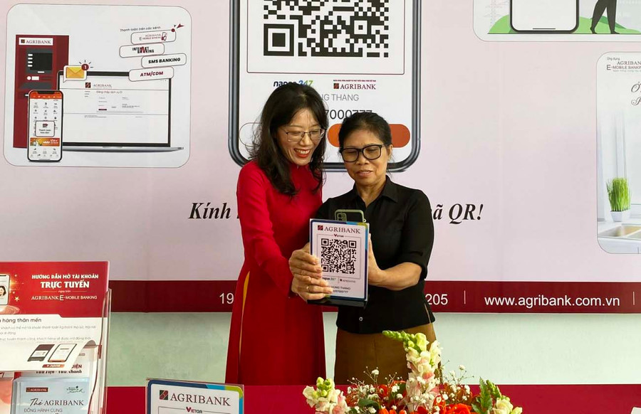 Khách hàng trải nghiệm ứng dụng quét mã QR để thanh toán của Agribank. Ảnh: Sơn Ca Khách hàng trải nghiệm ứng dụng quét mã QR để thanh toán của Agribank. Ảnh: Sơn Ca