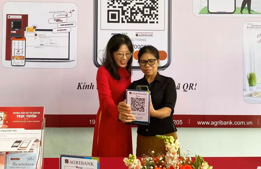 Khách hàng trải nghiệm ứng dụng quét mã QR để thanh toán của Agribank. Ảnh: Sơn Ca