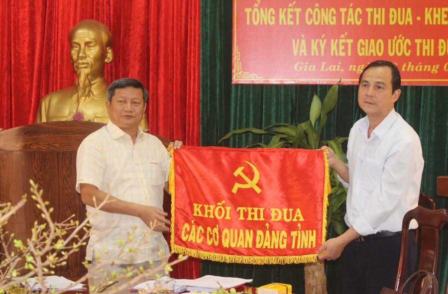 Trường Chính trị tỉnh Gia Lai là Trưởng khối thi đua các cơ quan Đảng tỉnh năm 2023 ảnh 2 Đồng chí Võ Thanh Hùng (bìa phải)-Ủy viên Ban Thường vụ Tỉnh ủy, Trưởng ban Dân vận Tỉnh ủy bàn giao nhiệm vụ Trưởng Khối thi đua năm 2023 cho đại diện Trường Chính trị tỉnh Gia Lai. Ảnh: Phan Lài.