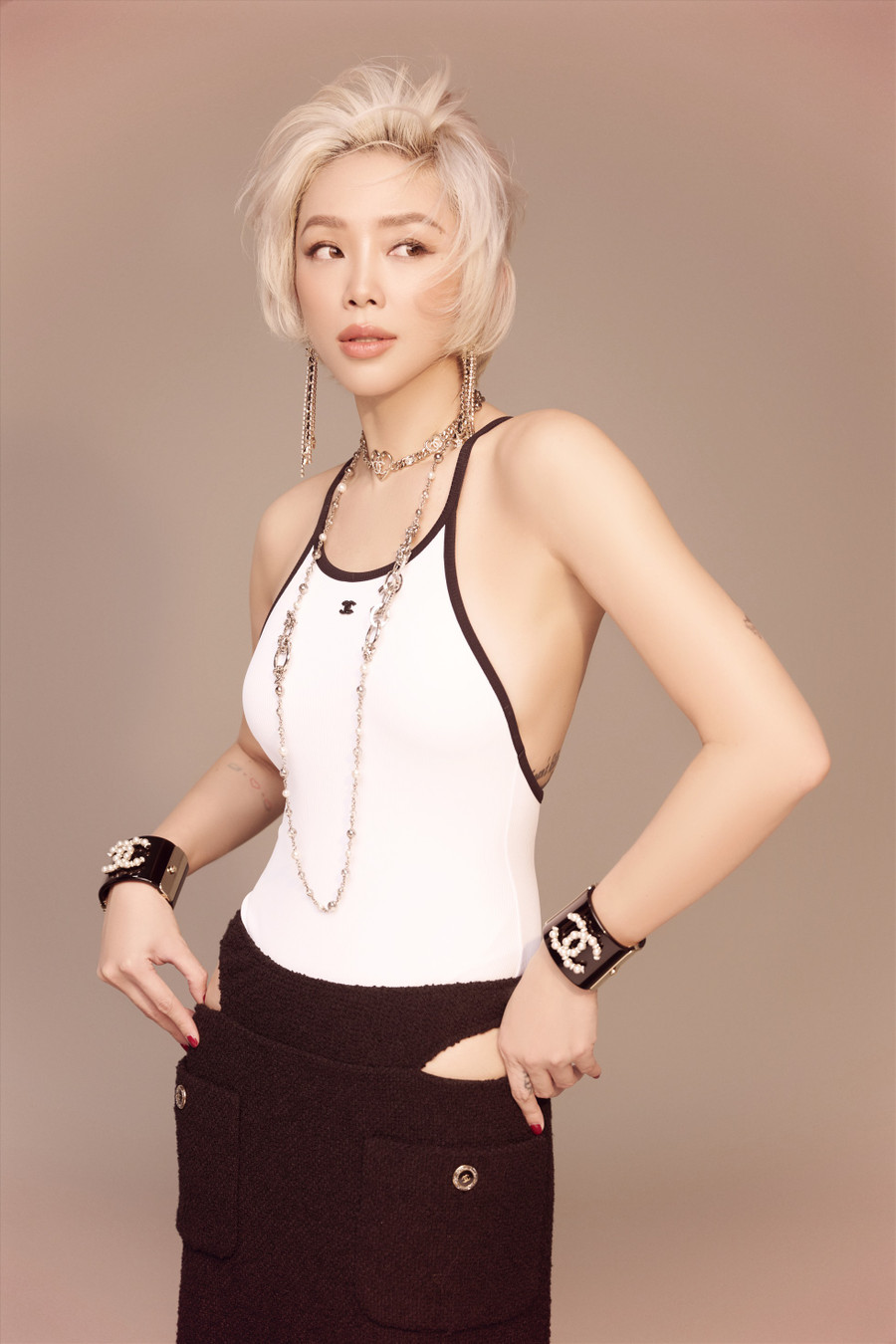 Năm 2022 vừa qua, Tóc Tiên là một trong những nghệ sĩ có nhiều hoạt động nghệ thuật sôi nổi. Nữ ca sĩ đánh dấu một cột mốc mới trong sự nghiệp âm nhạc bằng album Cong - được ra mắt phiên bản vật lý với đầy đủ sản phẩm đính kèm.