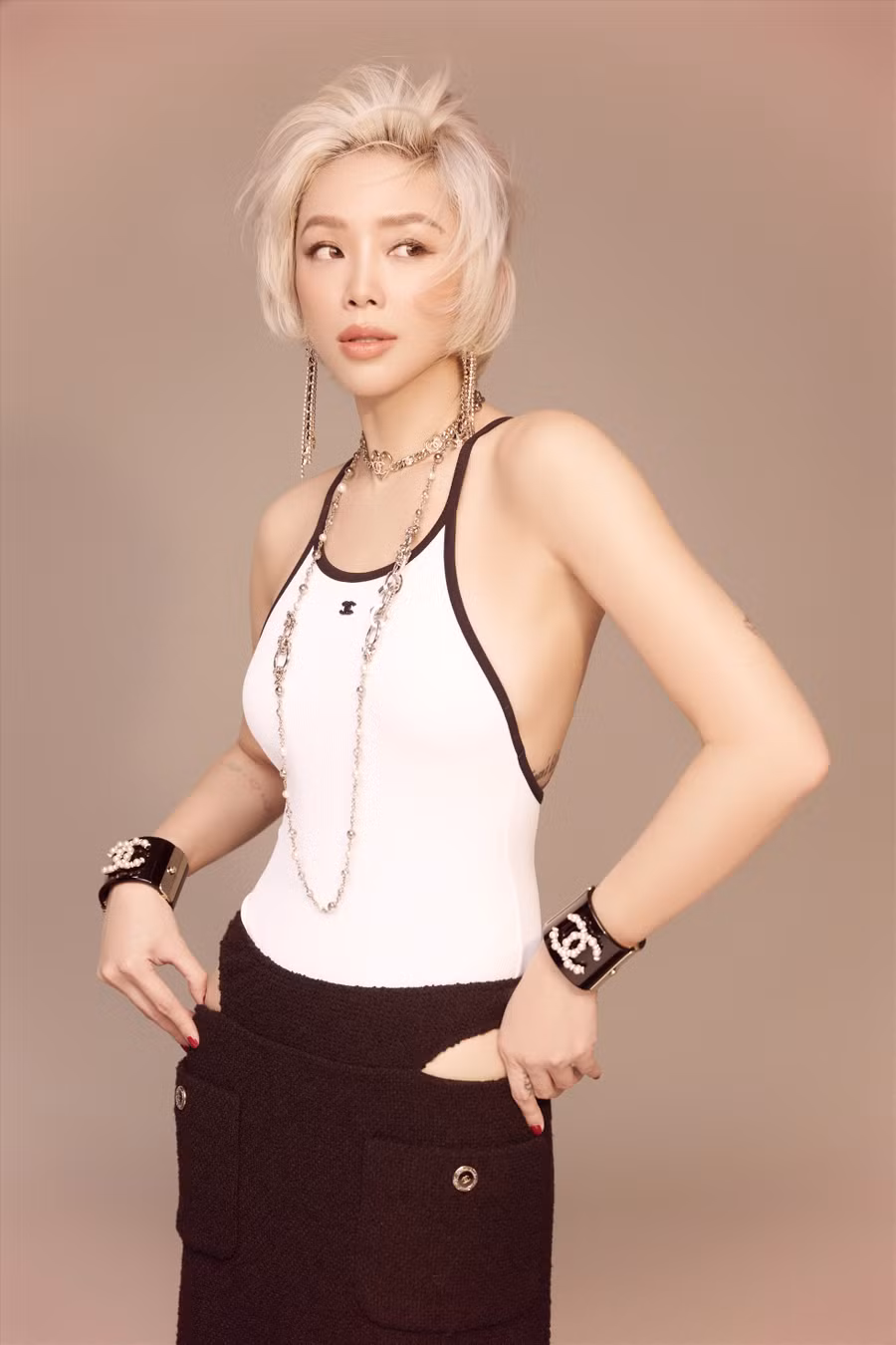 Năm 2022 vừa qua, Tóc Tiên là một trong những nghệ sĩ có nhiều hoạt động nghệ thuật sôi nổi. Nữ ca sĩ đánh dấu một cột mốc mới trong sự nghiệp âm nhạc bằng album Cong - được ra mắt phiên bản vật lý với đầy đủ sản phẩm đính kèm.